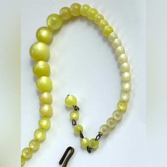 Vintage Yellow Moonglow Lucite Graduated Choker 13” w/ 2 1/2” Extender 40’s-50’s - Picture 11 of 16